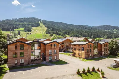 Ein allgemeiner Bergblick oder ein Berglick von des Aparthotels aus