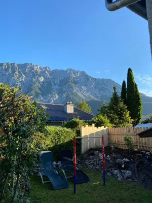 Ein allgemeiner Bergblick oder ein Berglick von des Ferienhauses aus