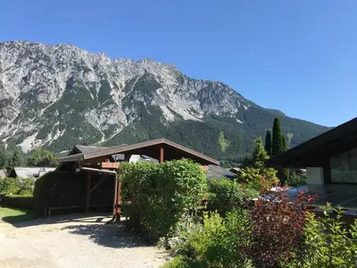 Ein allgemeiner Bergblick oder ein Berglick von des Ferienhauses aus