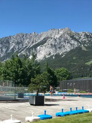 Ein allgemeiner Bergblick oder ein Berglick von des Ferienhauses aus