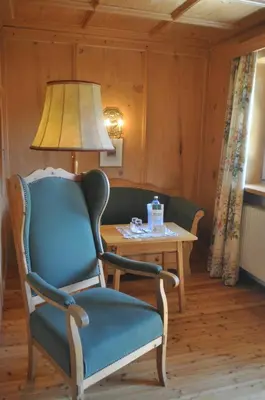 Ein Sitzbereich in der Unterkunft Romantikhotel Almtalhof