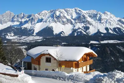 Ein allgemeiner Bergblick oder ein Berglick von der Ferienwohnung aus