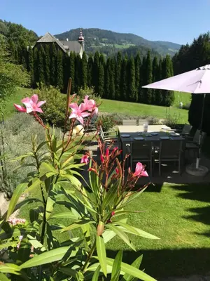 Ein allgemeiner Bergblick oder ein Berglick von der Ferienwohnung aus