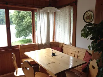 Ein Sitzbereich in der Unterkunft Appartements direkt am See