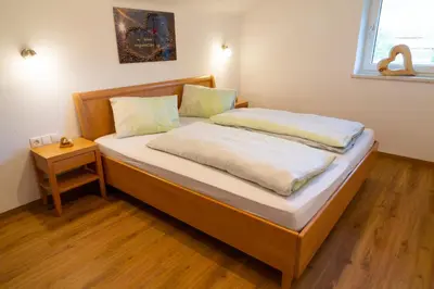 Ein Bett oder Betten in einem Zimmer der Unterkunft Vorderkreuzsaalgut