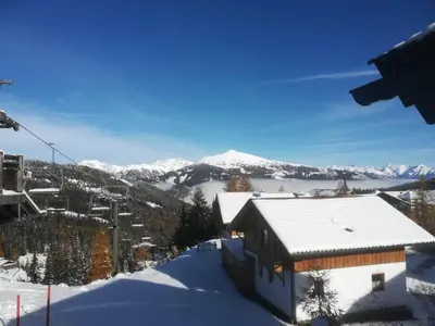Ein allgemeiner Bergblick oder ein Berglick von des Chalets aus