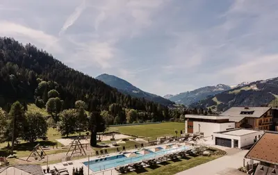 Ein allgemeiner Bergblick oder ein Berglick von des Aparthotels aus