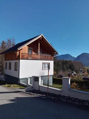 Ein allgemeiner Bergblick oder ein Berglick von des Ferienhauses aus