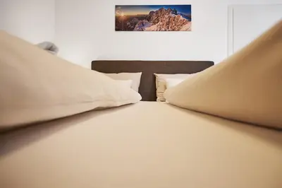 Ein Bett oder Betten in einem Zimmer der Unterkunft Adler Lodge D1 by AA Holiday Homes
