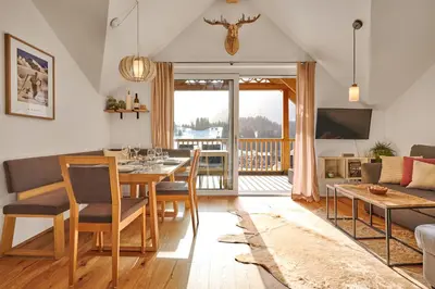 Ein Sitzbereich in der Unterkunft die Tauplitz Lodges - Mountain view Lodge A11 by AA Holiday Homes