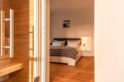 Ein Bett oder Betten in einem Zimmer der Unterkunft die Tauplitz Lodges - Bergblick Lodge B6 by AA Holiday Homes