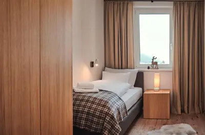Ein Bett oder Betten in einem Zimmer der Unterkunft die Tauplitz Lodges - Wasserfall Lodge C4 by AA Holiday Homes
