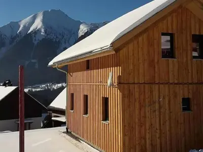Ein allgemeiner Bergblick oder ein Berglick von des Chalets aus