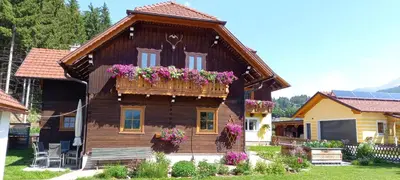 Das Gebäude in dem sich das Ferienhaus befindet