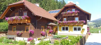 Das Gebäude in dem sich das Ferienhaus befindet
