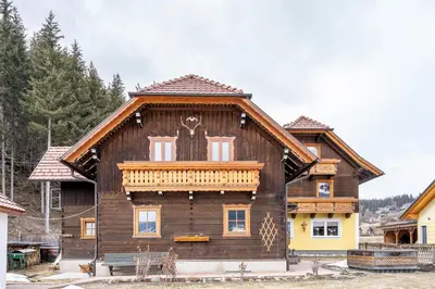 Das Gebäude in dem sich das Ferienhaus befindet