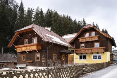 Das Gebäude in dem sich das Ferienhaus befindet