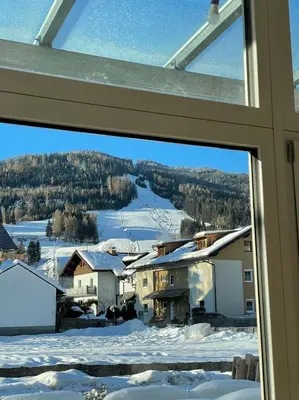 Ein allgemeiner Bergblick oder ein Berglick von des Ferienhauses aus