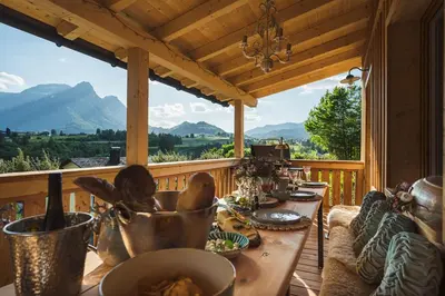 Ein allgemeiner Bergblick oder ein Berglick von des Ferienhauses aus