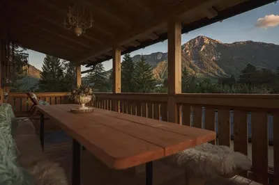 Ein allgemeiner Bergblick oder ein Berglick von des Ferienhauses aus