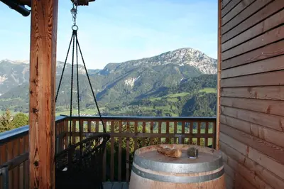 Ein allgemeiner Bergblick oder ein Berglick von des Chalets aus