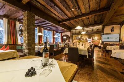 Ein Restaurant oder anderes Speiselokal in der Unterkunft Hotel Obermayr