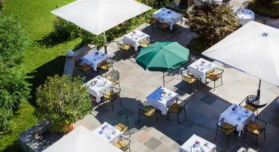 Ein Restaurant oder anderes Speiselokal in der Unterkunft Hotel Hollweger