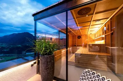 Ein allgemeiner Bergblick oder ein Berglick von des Hotels aus
