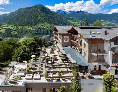 Ein allgemeiner Bergblick oder ein Berglick von des Hotels aus