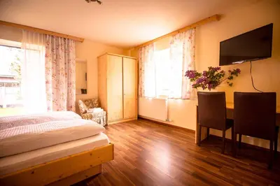 Ein Bett oder Betten in einem Zimmer der Unterkunft Hotel Wintergarten