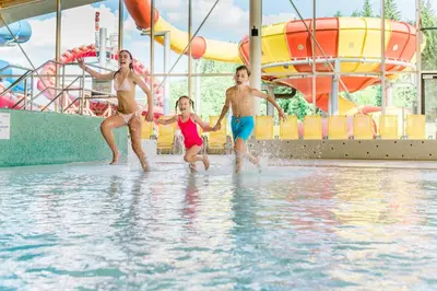 Der Swimmingpool an oder in der Nähe von Harmls Aparthotel