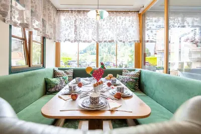 Ein Sitzbereich in der Unterkunft Hotel Vitaler Landauerhof