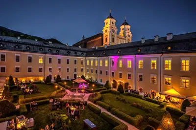 Ein Garten an der Unterkunft Schlosshotel Mondsee