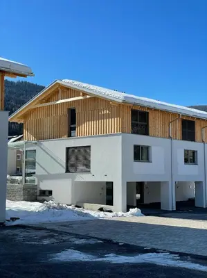 Das Gebäude in dem sich das Ferienhaus befindet