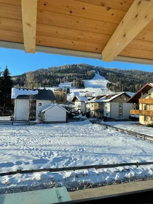 Ein allgemeiner Bergblick oder ein Berglick von des Ferienhauses aus