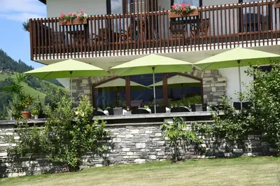 Ein Garten an der Unterkunft Hotel LÄRCHENHOF