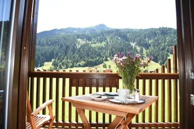 Ein allgemeiner Bergblick oder ein Berglick von des Hotels aus