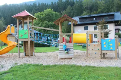 Ein Kinderspielbereich in der Unterkunft Ferienhof Osl