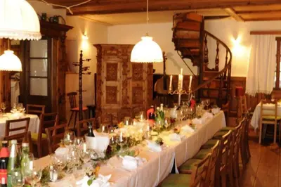 Ein Restaurant oder anderes Speiselokal in der Unterkunft Bräugasthof Hallstatt