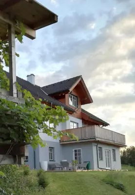 Das Gebäude in dem sich die Ferienwohnung befindet