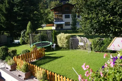 Ein Garten an der Unterkunft Haus Holzer
