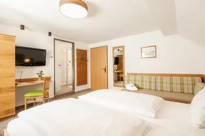 Ein Bett oder Betten in einem Zimmer der Unterkunft Landhotel Stofflerwirt