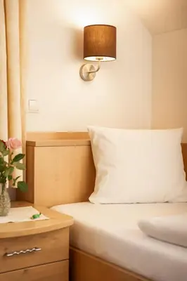 Ein Bett oder Betten in einem Zimmer der Unterkunft Landhotel Stofflerwirt