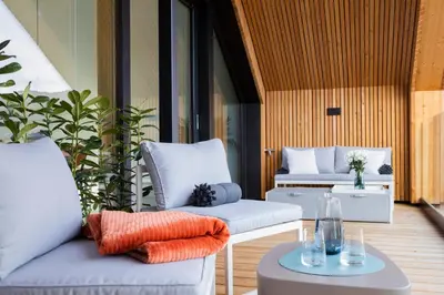 Ein Sitzbereich in der Unterkunft HIMMELBLAU - Design Apartment am Mondsee