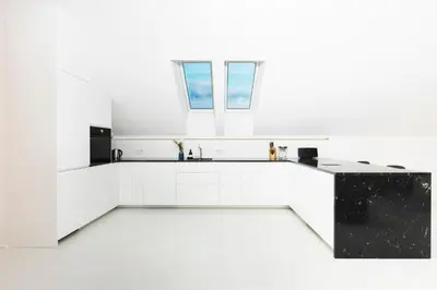 Küche/Küchenzeile in der Unterkunft HIMMELBLAU - Design Apartment am Mondsee