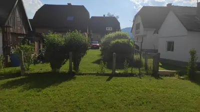 Ein Garten an der Unterkunft Sonnendorf Öblarn