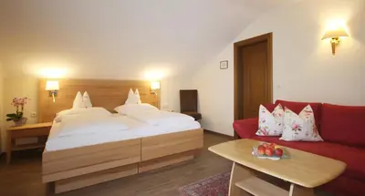Ein Bett oder Betten in einem Zimmer der Unterkunft Hotel-Garni Schernthaner