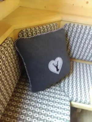Ein Sitzbereich in der Unterkunft Troadkasten Seinerzeit