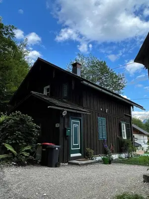 Das Gebäude in dem sich das Ferienhaus befindet