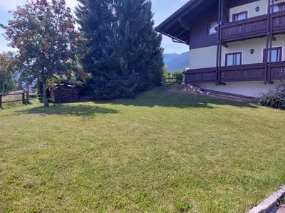 Ein Garten an der Unterkunft Alpensicht